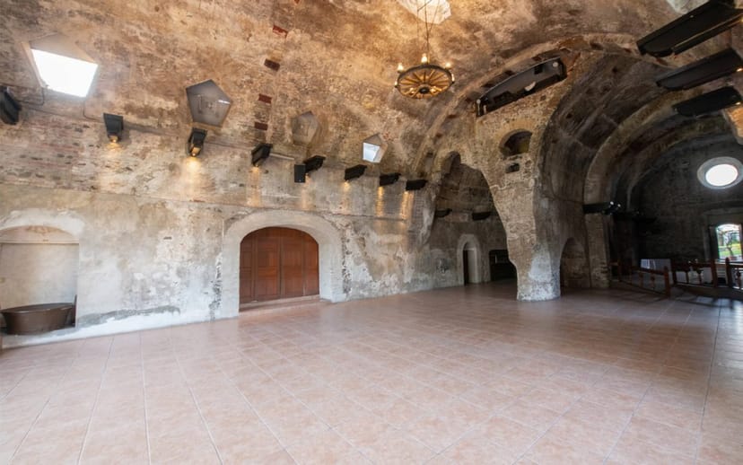 Salón Trapiche at Hacienda Cocoyoc: Historic event venue with pillars for unique wedding planning.