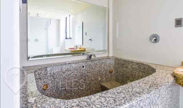 Luxury jacuzzi tub in Hotel Siesta del Sur suite for romantic getaways and VIP stays.