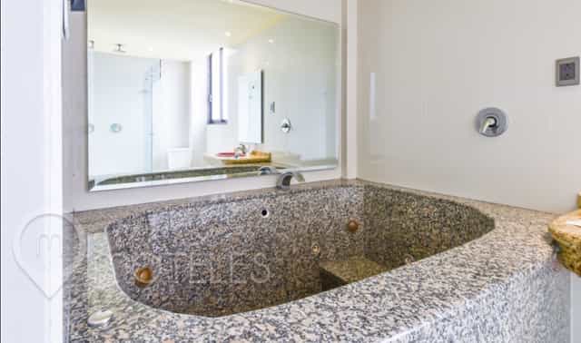 Luxury jacuzzi tub in Hotel Siesta del Sur suite for romantic getaways and VIP stays.