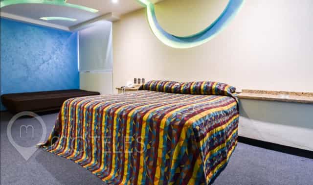 Hotel Siesta del Sur triple room with outdated decor for corporate and event housing.