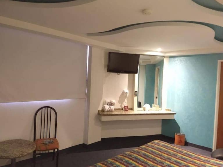 Dated Hotel Siesta del Sur guest room, non-compliant corporate lodging, motel room.