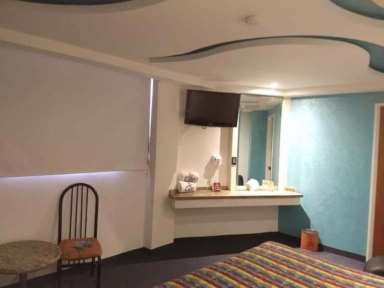 Dated Hotel Siesta del Sur guest room, non-compliant corporate lodging, motel room.