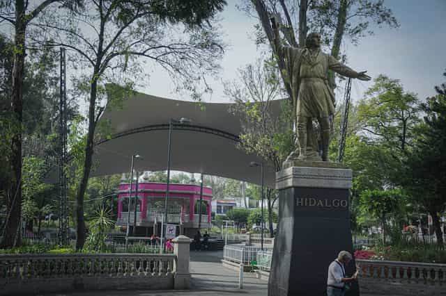 Jardín Miguel Hidalgo venue with tension-fabric structure for community and networking events.