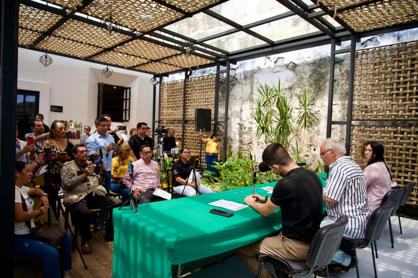 Press conference at Casa de Cultura Emilio Carballido featuring a pavilion-style media event venue.
