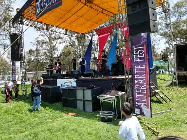 FARO Tláhuac outdoor festival stage with truss roof for event production and live sound setup.