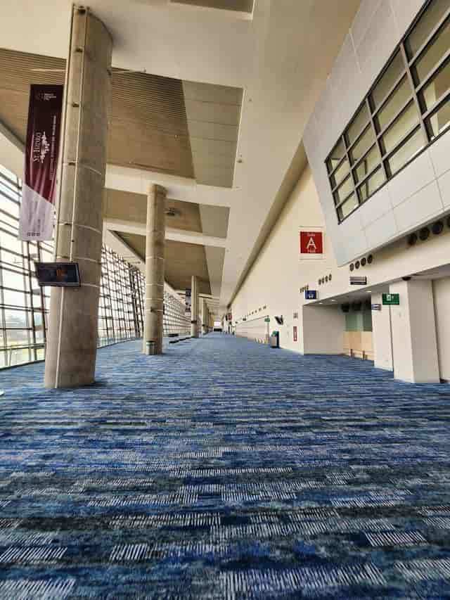 Platea convention center: spacious networking area for corporate events and brand activations.