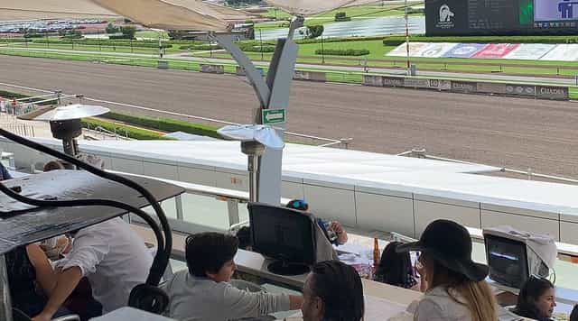 Restaurante 1943: VIP trackside suite with monitors for corporate events and hospitality hosting.