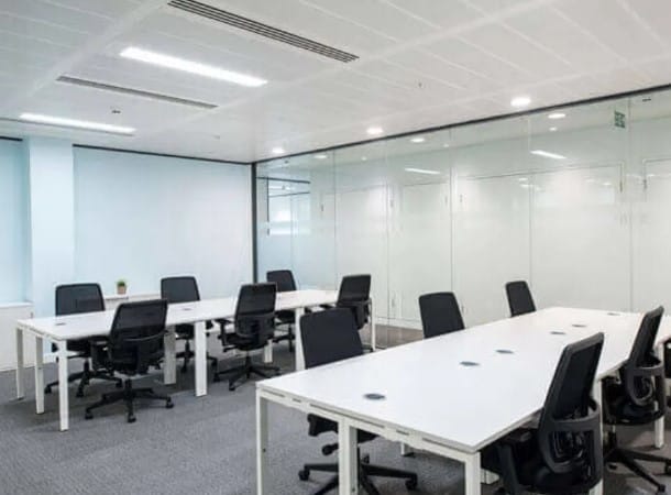 Modern breakout room at Spaces Revolucion for agile workshops and collaborative team meetings.