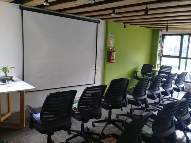 El 3er Espacio classroom meeting room with ergonomic seating for workshops and team briefings.