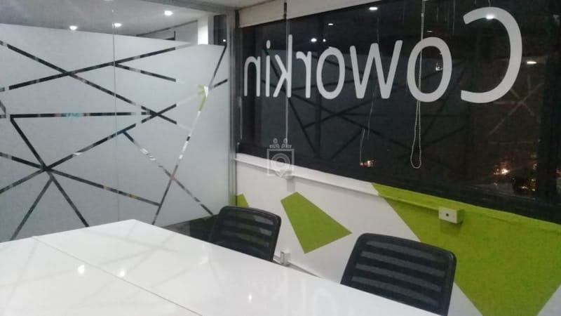 Modern breakout room for brainstorming and remote client meetings at El 3er Espacio.