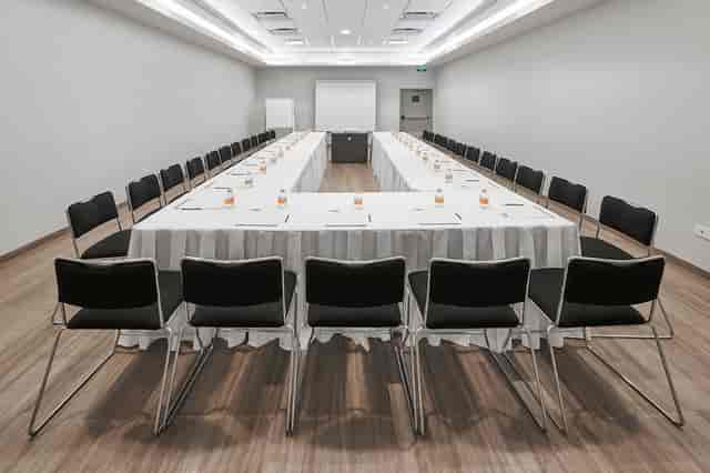 U-shape conference room at City Express Junior San Luis Potosi for workshops and board meetings.