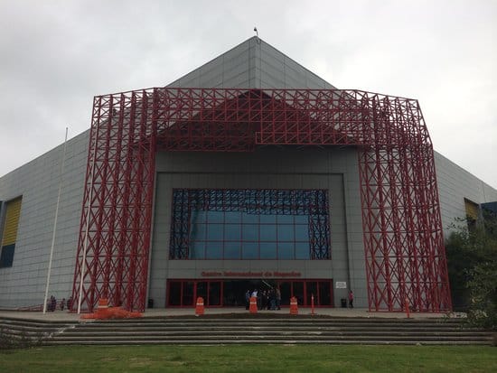 Industrial exhibition venue at La Arcada 1200 with branding space for corporate events and expos.
