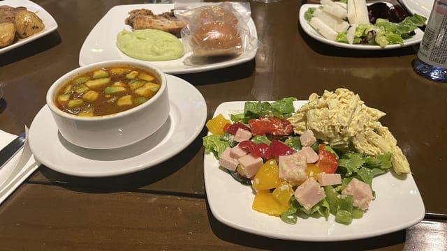 La Arcada 1200 conference luncheon featuring table bread for corporate events and catering.
