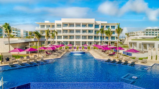 Planet Hollywood Cancun corporate retreat venue with outdoor space for incentive trips.