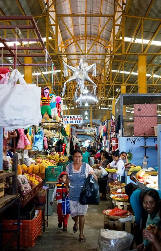 Crowded Mercado Lázaro Cárdenas market, dense event layout for venue logistics and site planning.