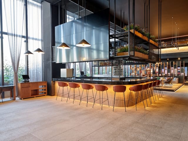 Senna bar at Fiesta Americana Viaducto: modern, chic networking space for corporate events.
