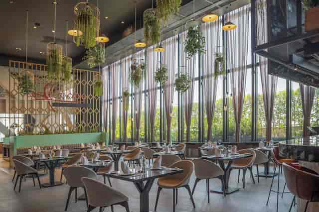 Senna event space at Fiesta Americana Viaducto with floor-to-ceiling drapery for corporate dining.