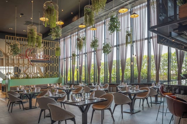Senna event space at Fiesta Americana Viaducto with floor-to-ceiling drapery for corporate dining.