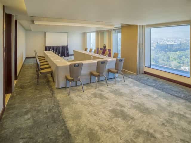 U-shape boardroom at Salón Bosques, Grand Fiesta Americana for executive strategy meetings.