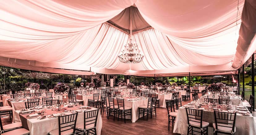 Crystal chandelier at Salón Bosques wedding and gala event venue.