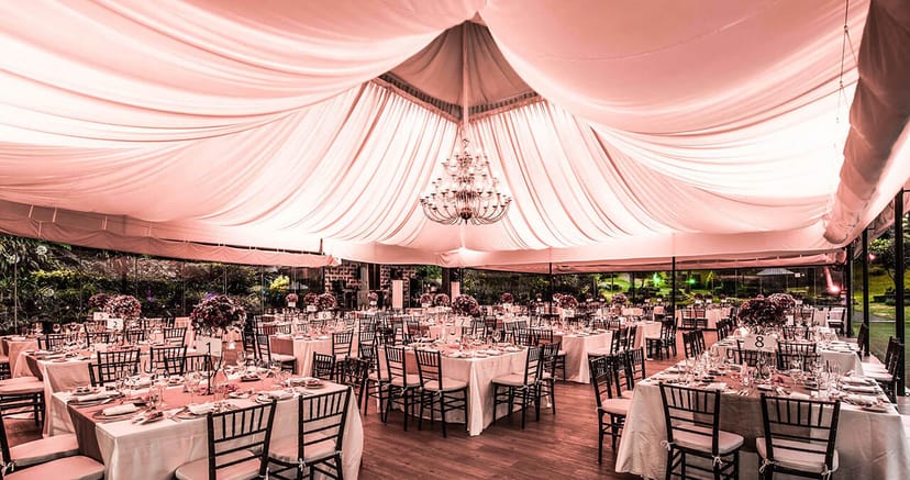 Crystal chandelier at Salón Bosques wedding and gala event venue.