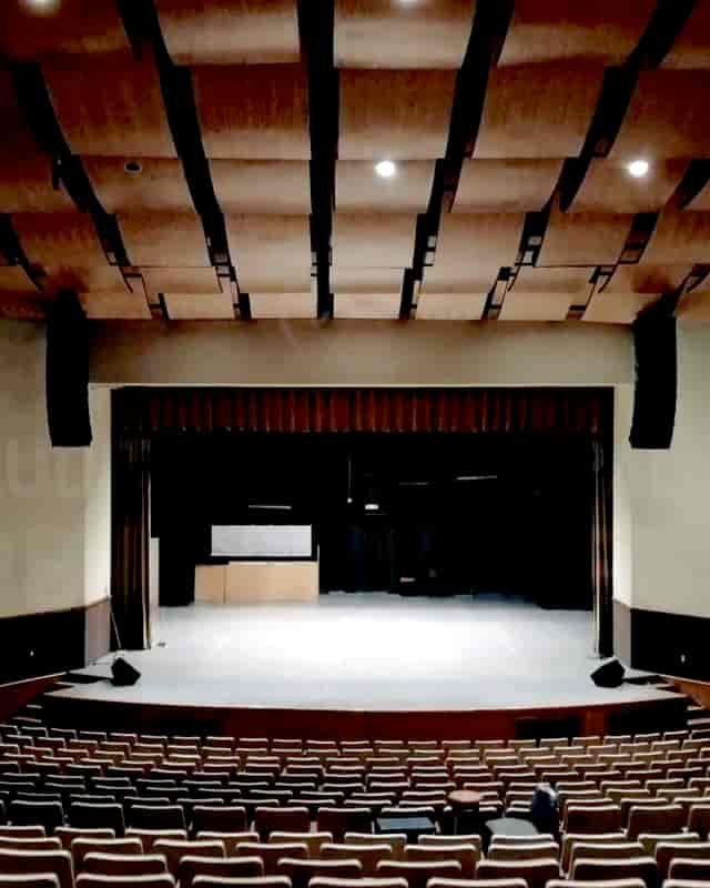 Casa de Cultura Moderna auditorium stage with line array speakers for corporate events or keynotes.
