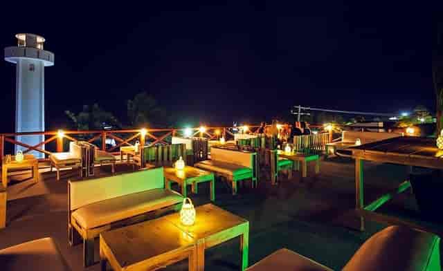 La Sirena outdoor dining area: elegant corporate reception venue with natural light.
