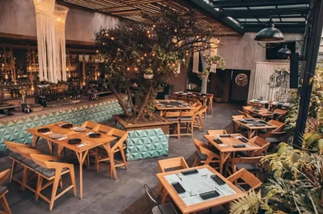 Stark Eventos terrace with ambient lighting, ideal for networking mixers and team dinners.