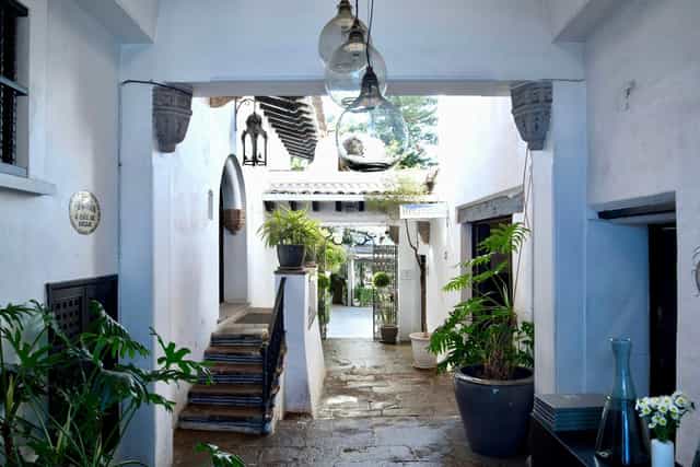 Indoor terrace at Las Casas B+B with Mediterranean design, ideal for boutique events and galas.
