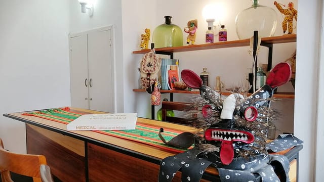 Drawing room at La Roma Centro de Negocios featuring authentic decor for beverage tasting events.
