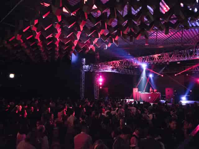 Pabellón Oeste reception with industrial trussing and acoustic ceiling for corporate events.