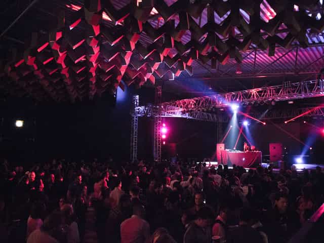 Pabellón Oeste reception with industrial trussing and acoustic ceiling for corporate events.