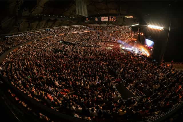 Full stadium event at Palacio de los Deportes with massive AV production and sold-out crowd.