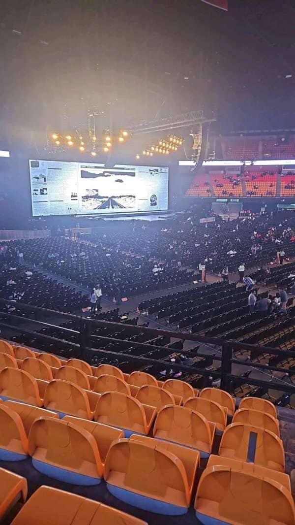 Palacio de los Deportes arena: tiered seating and AV screen for event venue planning.