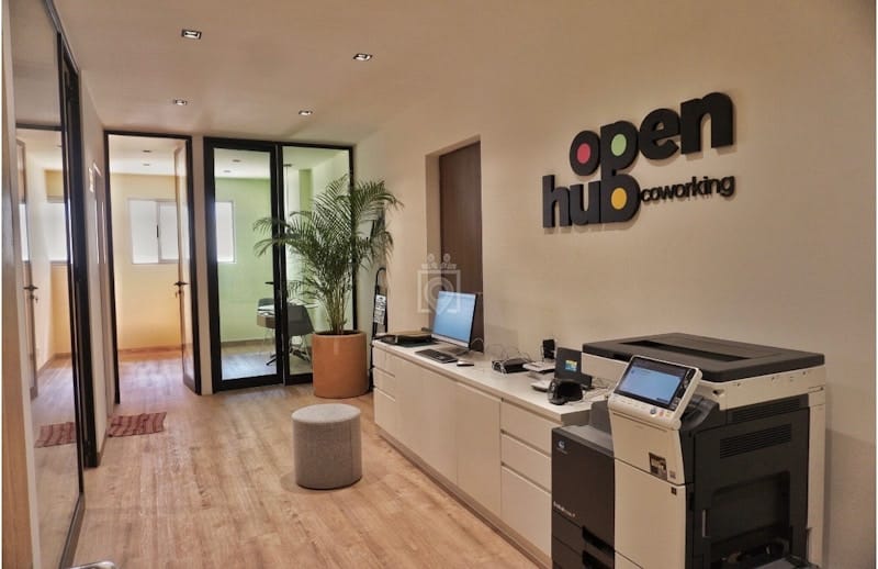 Modern coworking reception area for professional business meetings and agile event setup.