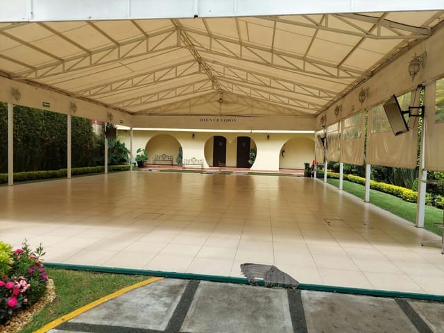 Salon Felix Cuevas open-air function room with tiled floors for social and corporate events.