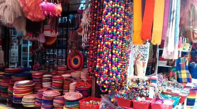 Artisan decor at Mercado Cuilapan: vibrant textured centerpieces for destination gala events.