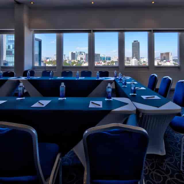 U-shape boardroom at Laila Hotel CDMX with cityscape views for corporate meetings and events.