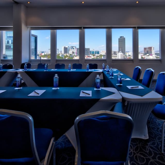 U-shape boardroom at Laila Hotel CDMX with cityscape views for corporate meetings and events.