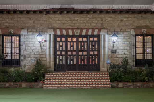 Patio Pirul venue entrance with stone stairs, perfect for elegant wedding and gala receptions.