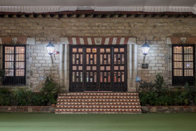 Patio Pirul venue entrance with stone stairs, perfect for elegant wedding and gala receptions.