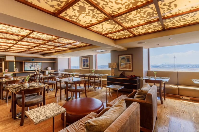 Luxury lounge at Camino Real Aeropuerto Mexico for executive meetings and VIP networking events.