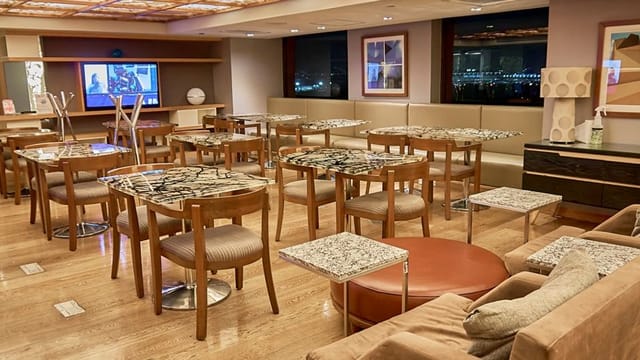 Modern lounge at Camino Real Aeropuerto Mexico for business events and corporate networking.