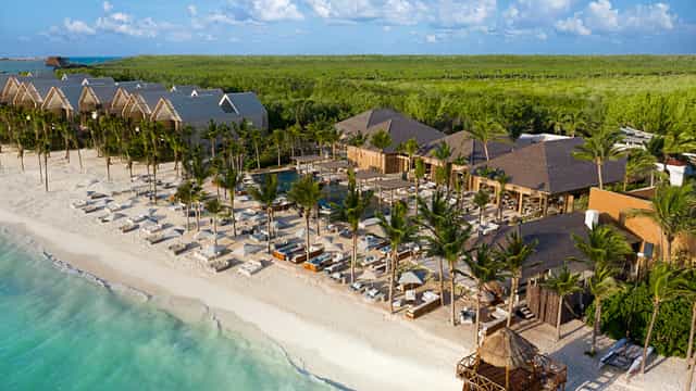 Banyan Tree Mayakoba beachfront garden for luxury corporate retreats and incentive travel.