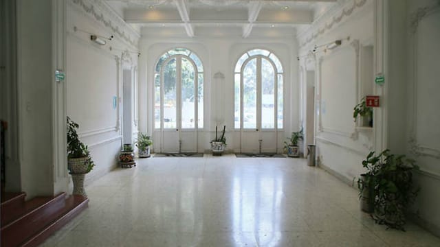 Neoclassical foyer at Casa del Tiempo, perfect for luxury event registration and cocktail receptions.