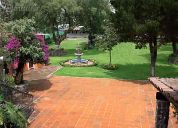 Hacienda la Esmeralda garden venue with fountain for wedding ceremonies and outdoor events.