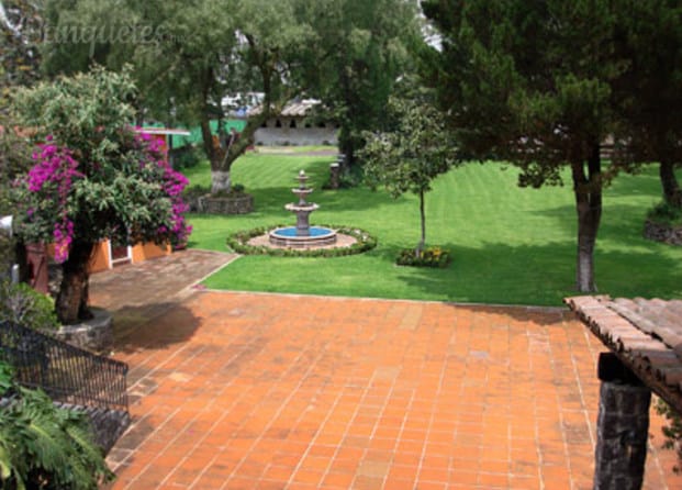 Hacienda la Esmeralda garden venue with fountain for wedding ceremonies and outdoor events.