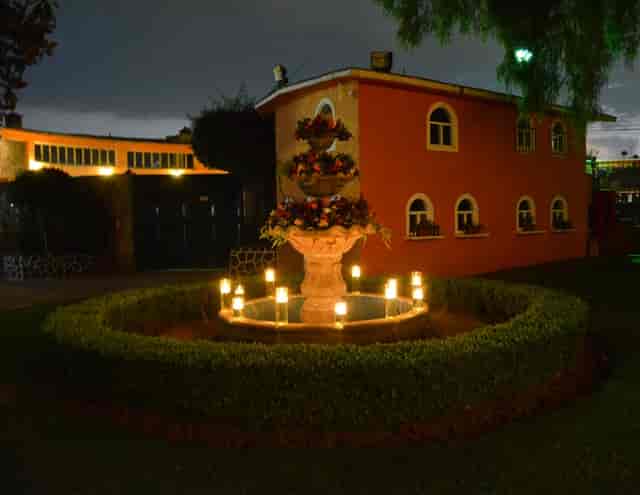Courtyard fountain garden at Hacienda la Esmeralda for intimate wedding and cocktail hour events.