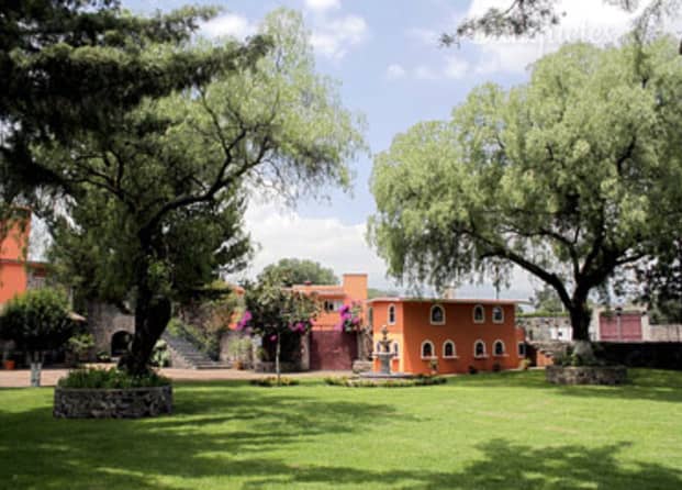 Hacienda la Esmeralda outdoor venue with rustic garden backdrop for corporate retreats and weddings.