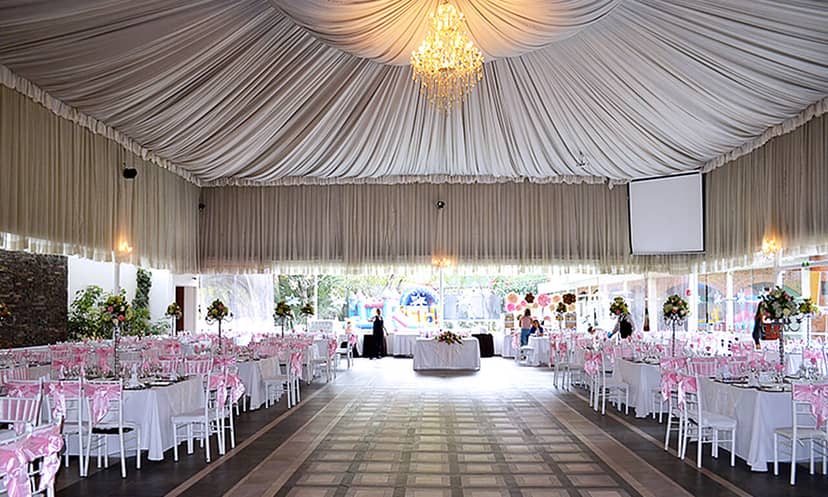 Lienzo Charro La Tapatía gala venue with crystal chandeliers for luxury corporate and social events.